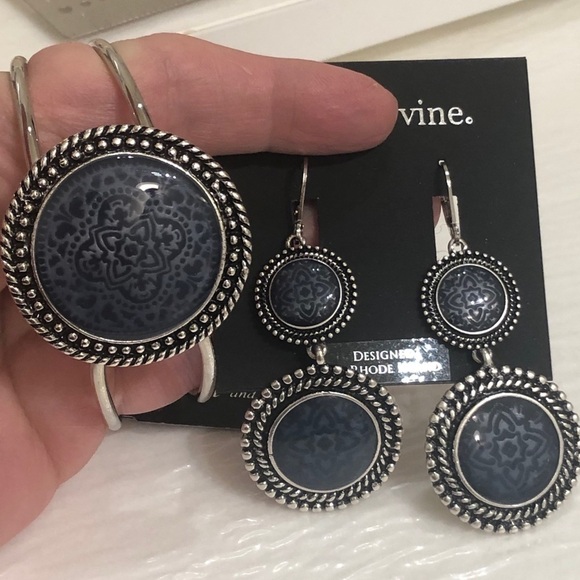 Earrings and bracelet set - Picture 8 of 12